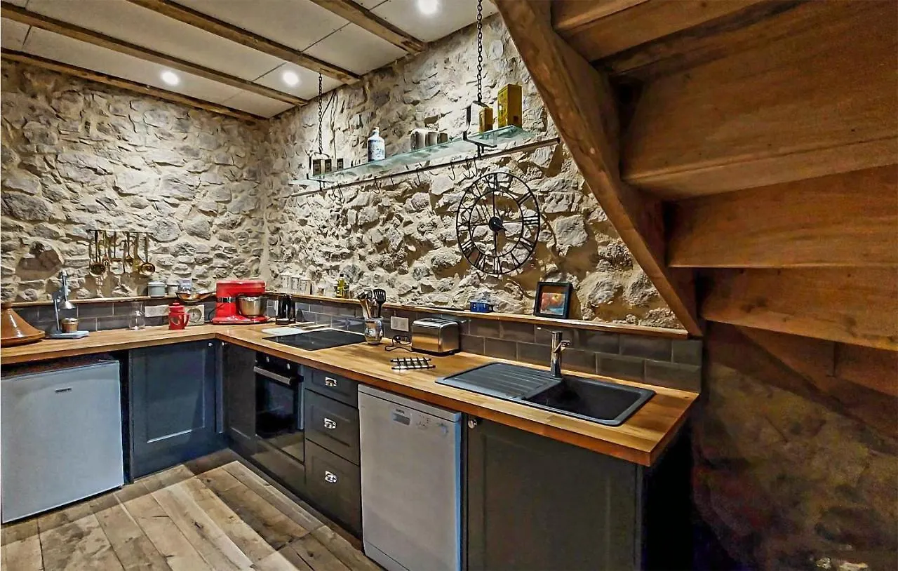 別荘 Lunac Beautifully Renovated Barnヴィラ フランス